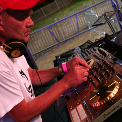 DJ MRC en train de mixer à l'Apéro Électro de Montmorency