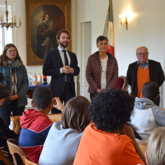 Le Maire Maxime Thory accueille les élèves français et allemands en mairie