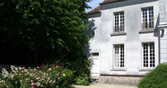 Le Musée Jean-Jacques Rousseau vu depuis le jardin. 