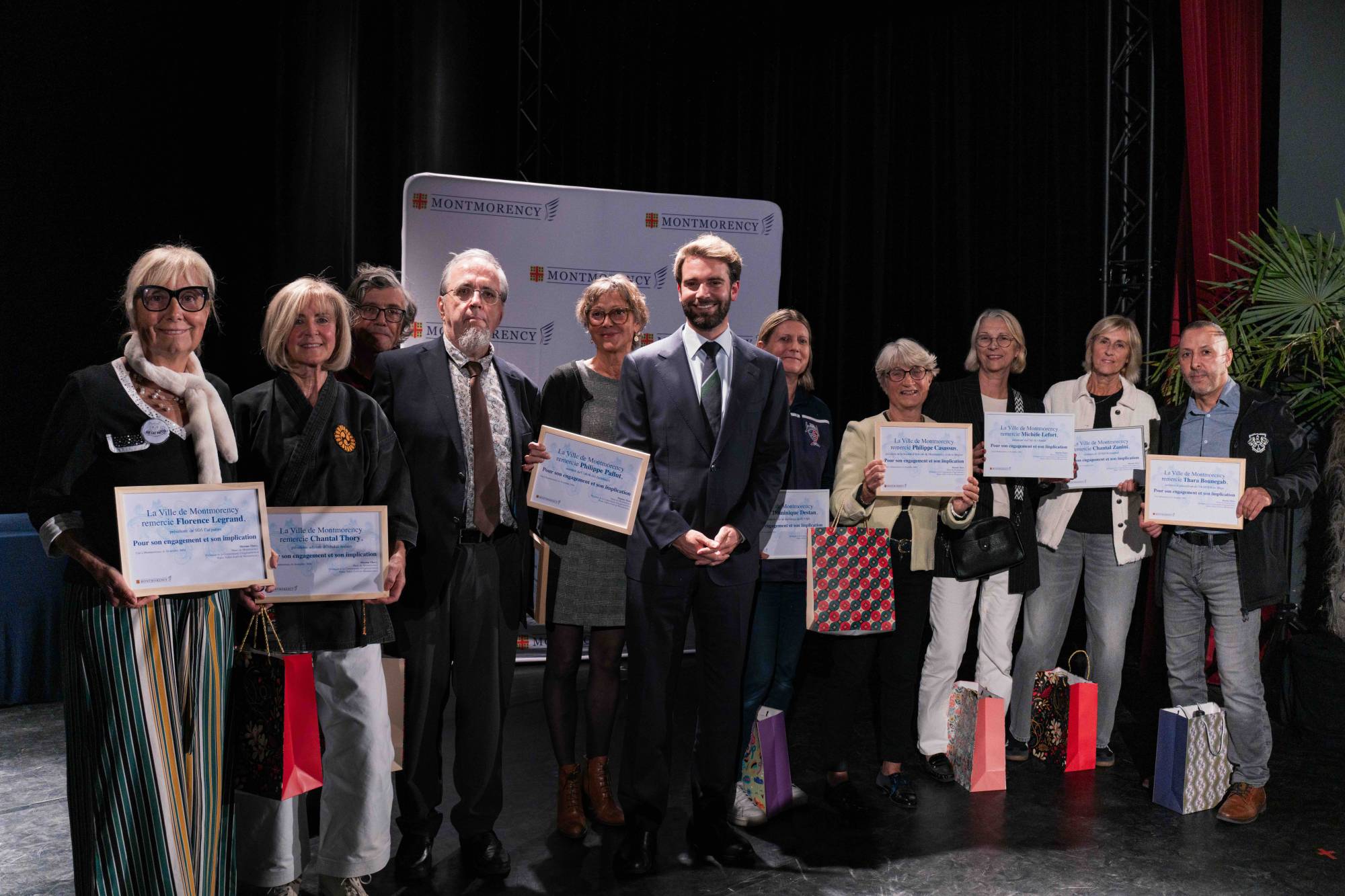 Maxime Thory, maire de Montmorency, entouré des bénévoles mis à l'honneur lors du Gala des associations 2026
