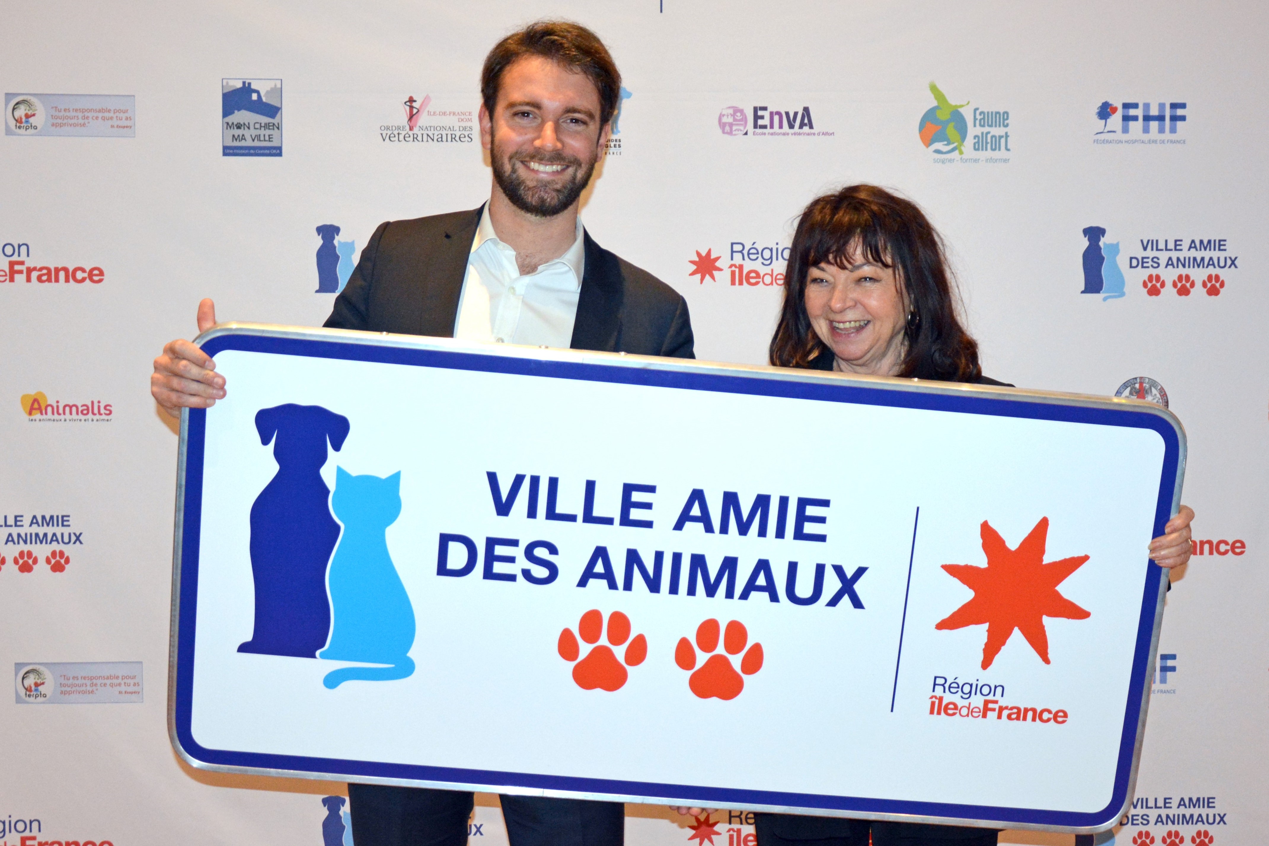 Le Maire Maxime Thory et Annie Quiret tenant le panneau Ville amie des animaux