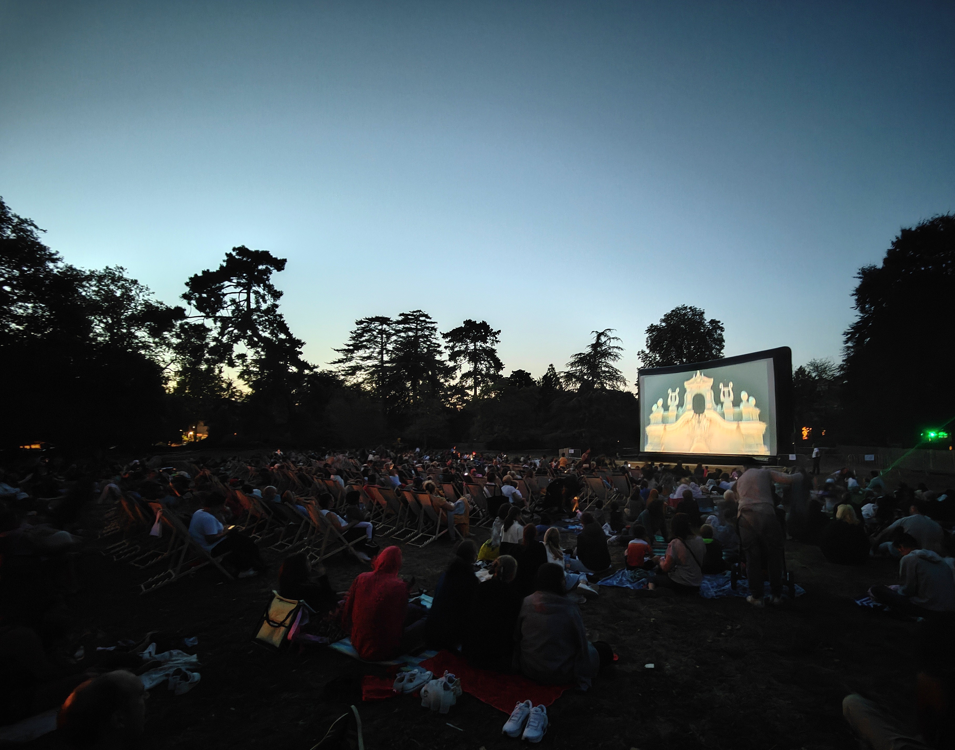 Spectateurs lors du ciné plein air