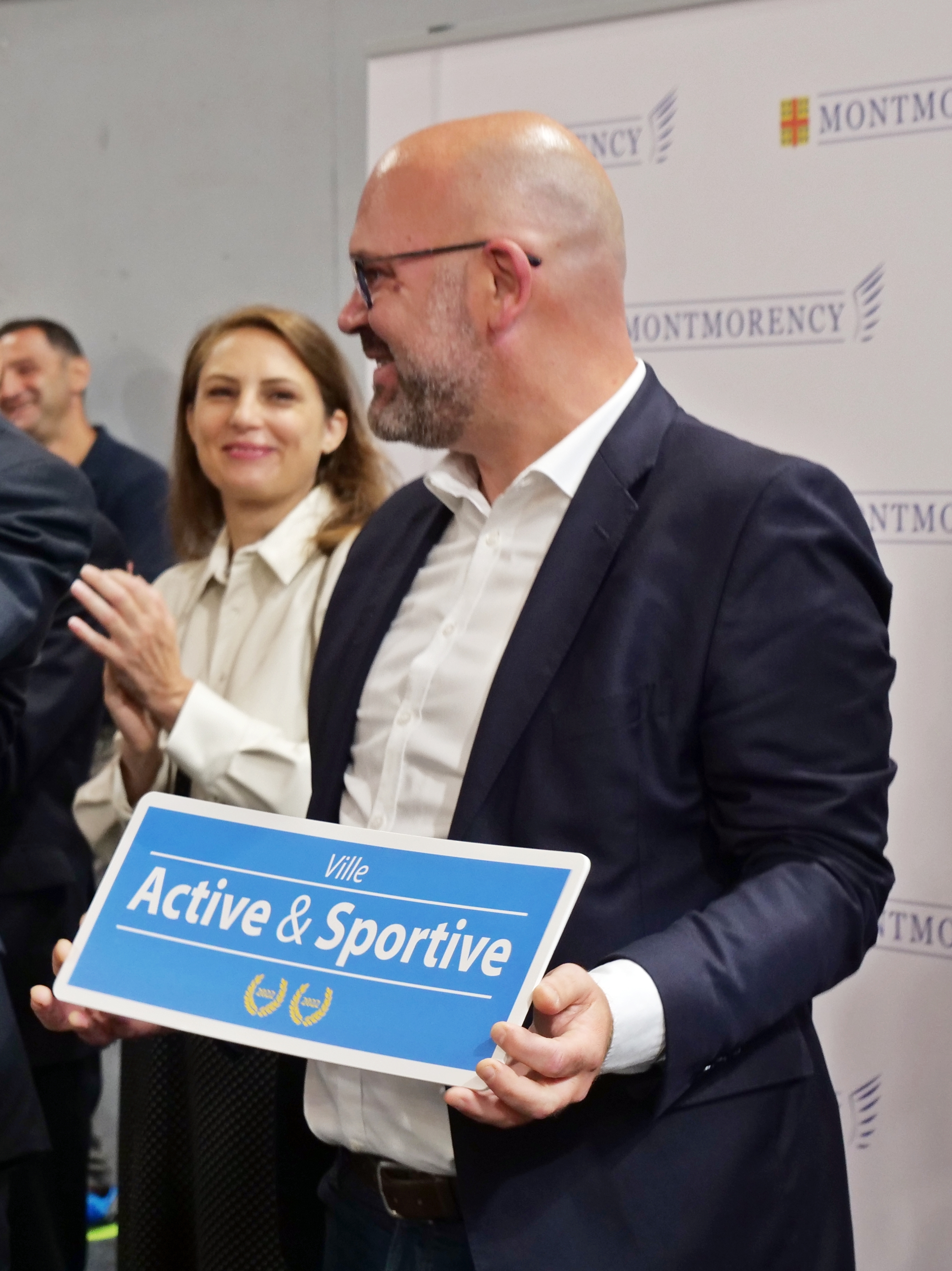 Présentation de la plaque du label ville active et sportive