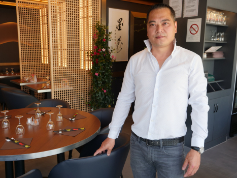 Gérant du restaurant qui prend la pose