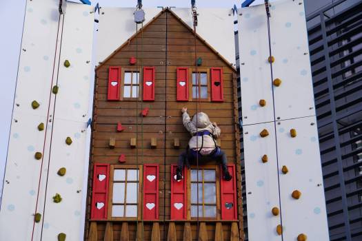 Mur d'escalade en forme de chalet de montagne