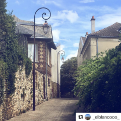 Rue pavée, maisons de caractère, ciel bleu, ... bienvenue dans le cœur de Montmorency