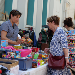 mobilier exposé lors de la brocante et visiteurs qui regardent les stands