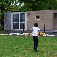 jeune garçon qui tire au but