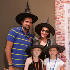 Famille qui joue à l'escape game Harry Potter