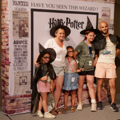 Famille qui joue à l'escape game Harry Potter