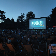 Le public réuni sur les transats pour le ciné en plein air dans le parc de la mairie