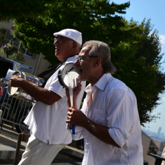 Musiciens qui jouent de leurs instruments