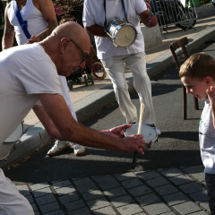 Musicien qui parle à un enfant 