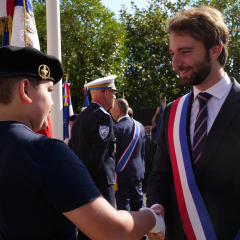 Monsieur le Maire Maxime Thory salue les porte-drapeaux lors de la commémoration de la Libération des 3 communes - 2022
