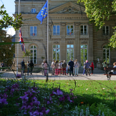 Les visiteurs rassemblés devant l'Hôtel de ville de Montmorency