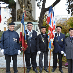 Nos porte-drapeaux et anciens combattants devant le monument aux morts