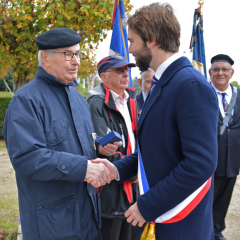 Le Maire Maxime Thory a remis la médaille de la ville à Henri Housset, Président de l'Union Nationale des Combattants