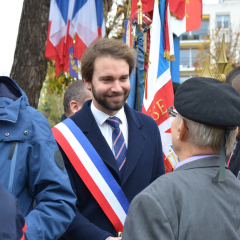 Le Maire Maxime Thory salue les porte-drapeaux