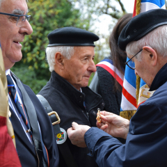 Henri Housset remet les médailles "10 ans porte-drapeaux" à trois anciens combattants présents