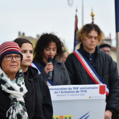 Des membres du Conseil municipal des jeunes lisent un message de mémoire