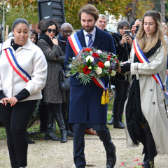 Le Maire Maxime Thory dépose une gerbe au nom du Conseil municipal, accompagné de membres du Conseil municipal des jeunes