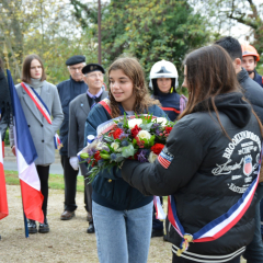 Le Conseil municipal de Jeunes de Montmorency dépose sa gerbe accompagné par des élèves de notre ville jumelle Kehl