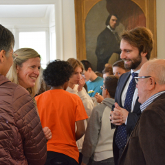 Le Maire Maxime Thory et le Conseiller municipal Pierre Guiraudet échangent avec les équipes enseignantes françaises et allemandes