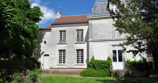 Le Musée Jean-Jacques Rousseau vu depuis le jardin. 