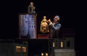 Comédien sur scène avec une marionnette de Rousseau