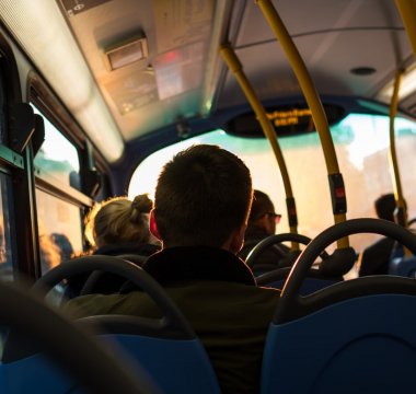 Personne assise de dos dans un bus