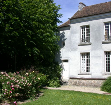 Le Musée Jean-Jacques Rousseau vu depuis le jardin. 