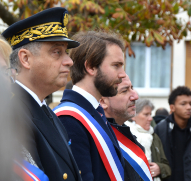 Le sous-préfet et le maire durant la cérémonie du 11 novembre 2022