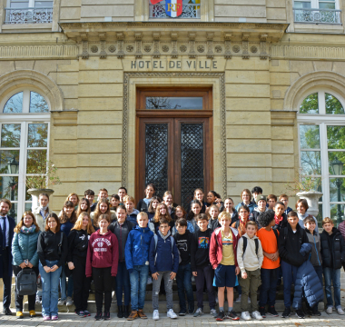 Collégiens français et allemands posant devant la mairie de Montmorency pour une photo de groupe