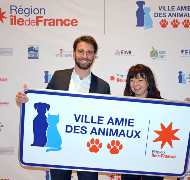 Le Maire Maxime Thory et Annie Quiret tenant le panneau Ville amie des animaux