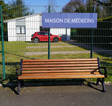 Banc devant la maison médicale du haut de Montmorency